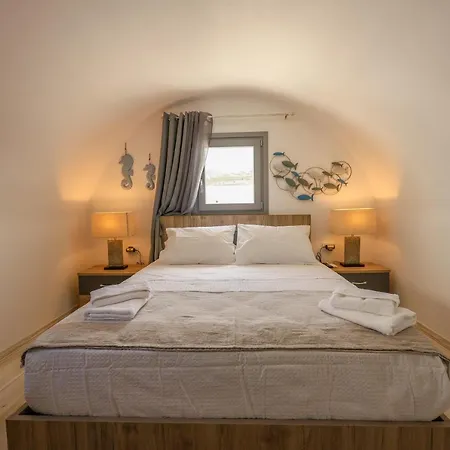 Misilia Santorini Cycladic House With Jacuzzi Vothon